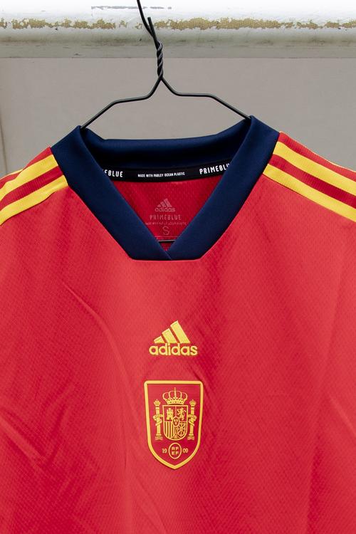 西班牙欧洲杯新球衣颜色（西班牙 欧洲杯 球衣）